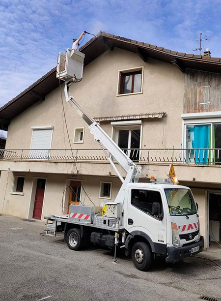 Pro-toiture-38.fr - Application d'une résine sur tuile poreuse - Grenoble 12/2023