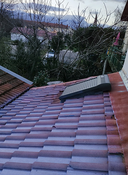 Pro-toiture-38.fr - Nettoyage de toiture à base pression, application d'anti-mousse et de résine incolore - Aix-les-Bains 09/2021