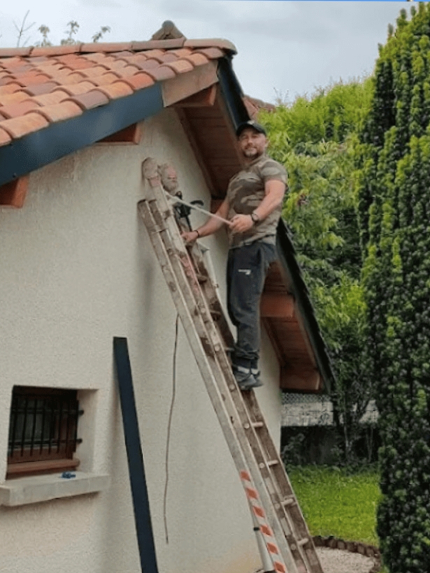 Votre toit est-il encore étanche ou simplement sale ? Le guide du nettoyage pro à Grenoble et en Isère.